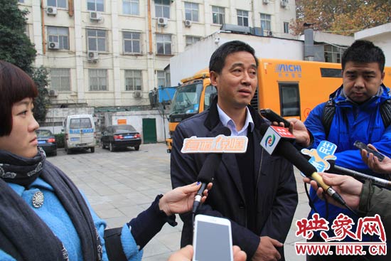 鄭州城市管理局行政執(zhí)法監(jiān)察支隊二大隊副大隊長杜陸水就“河南省人民會堂違法戶外廣告”一事，接受媒體采訪