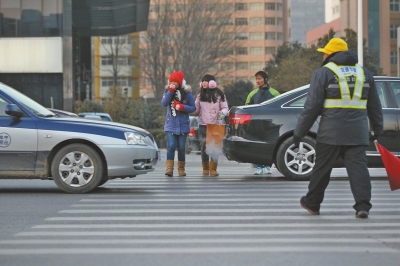 過斑馬線，行人左顧右盼，汽車寸土必爭。