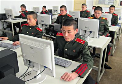 2013年4月18日，朝鮮平壤，士兵學習使用電腦。