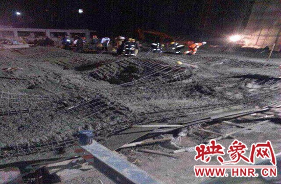 圖為事故現(xiàn)場(chǎng)情況，當(dāng)?shù)厝罕姽﹫D。
