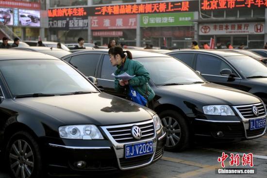 1月23日，北京亞運(yùn)村汽車交易市場(chǎng)中拓拍賣停車場(chǎng)上人頭攢動(dòng)。