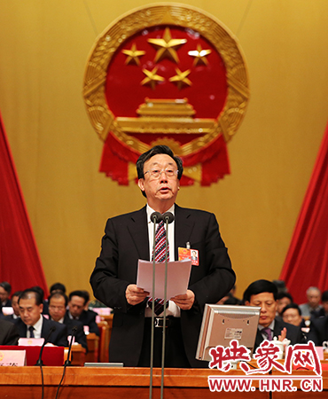 在表決通過各項決議后，省委書記、省人大常委會主任郭庚茂作出講話