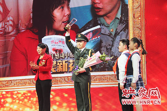 中國人民解放軍71352部隊19分隊管理員王留杰上臺接受頒獎。