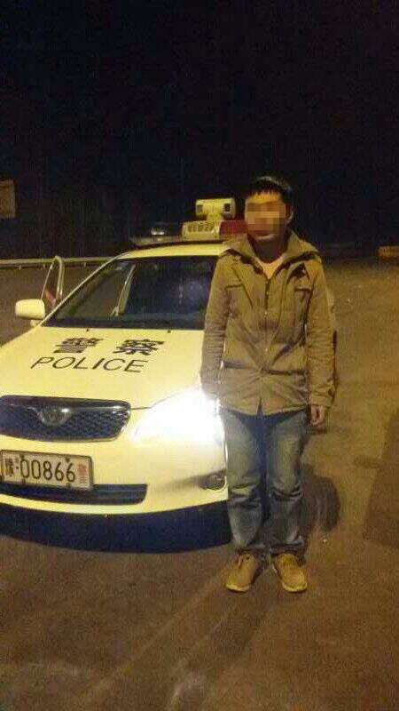 男子被父親拋棄后，在高速交警的幫助下才得以回家。