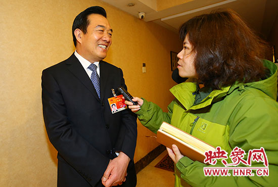 全國人大代表、省人大常委會委員、鄭州市人大常委會主任、黨組書記白紅戰(zhàn)接受采訪。