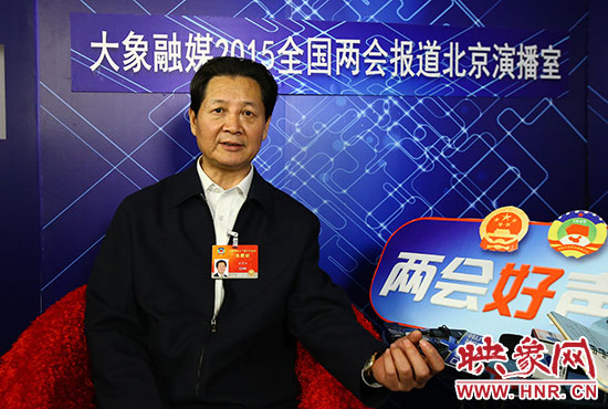 在全國政協(xié)委員、河南大學校長婁源功接受采訪。