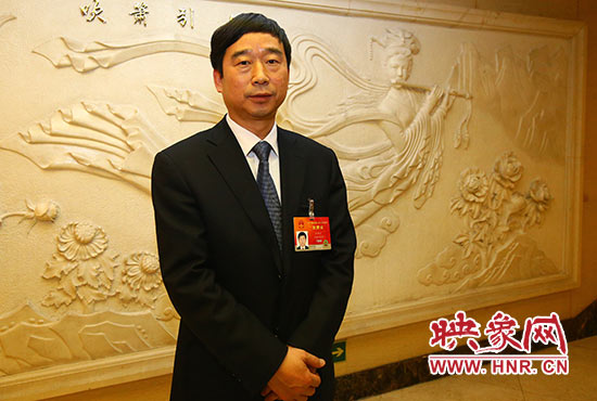 全國人大代表、信陽市委副書記、市長喬新江表示，信陽明港機場將成為鄭州航空港區(qū)有效補充。