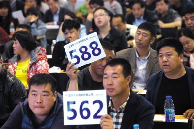 昨日，拍賣現(xiàn)場競拍者舉牌競拍。新京報記者