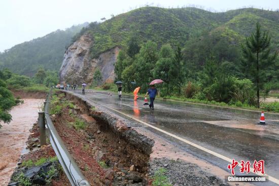 圖為5月19日，江西贛州石城縣珠坑鄉(xiāng)塘臺村通往福建寧化縣的公路出現(xiàn)塌方。陳小強 攝