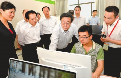　　5月22日，省委書記、省人大常委會主任郭庚茂在河南網(wǎng)商園調(diào)研。記者杜小偉攝