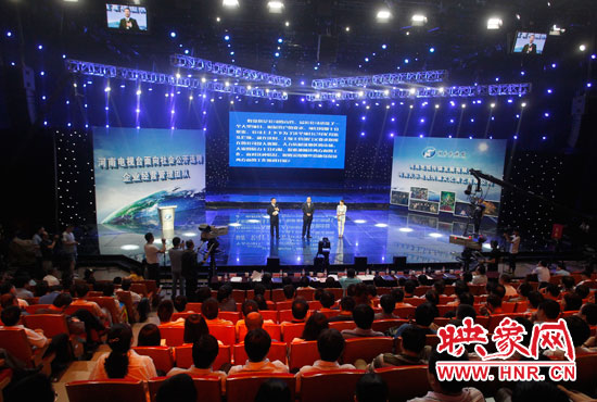 16日上午，河南電視臺1500平米演播廳內(nèi)座無虛席。