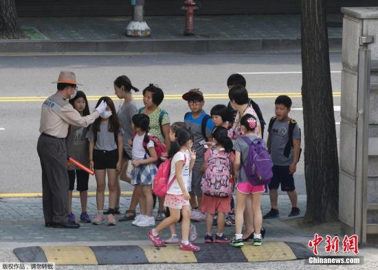 韓國MERS疫情蔓延，在首爾，小學(xué)生在排隊量體溫。