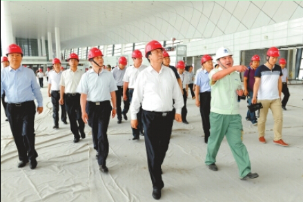 8月31日上午，郭庚茂謝伏瞻等察看鄭州機(jī)場(chǎng)二期工程建設(shè)情況。