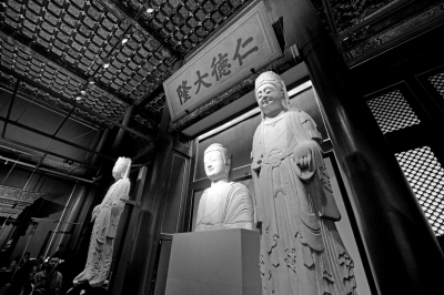      北齊石佛像和菩薩像。京華時報記者 王海欣 攝