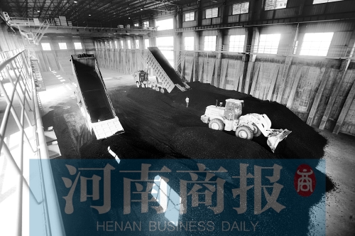 大量煤炭運(yùn)往南區(qū)供熱站，為今冬供暖做準(zhǔn)備 河南商報(bào)記者 鄧萬(wàn)里/攝