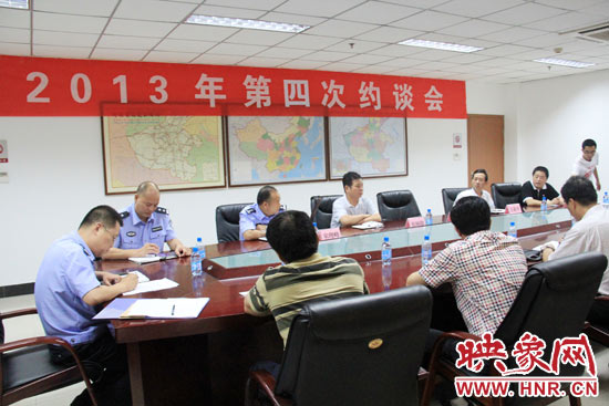 7月4日，河南省公安廳高速交警總隊(duì)聯(lián)合有關(guān)部門，對(duì)9家多次違法的企業(yè)所屬車輛嚴(yán)重違法情況進(jìn)行通報(bào)。