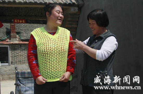 王炳鳳正在陪女兒鍛煉。記者 李偉 攝