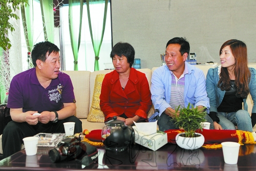 網(wǎng)友“奇石頑童”與牛松玲、郭新成夫婦