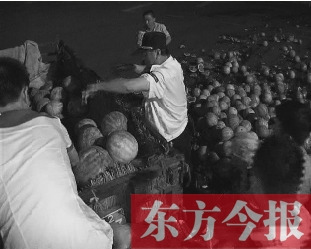 昨日凌晨，鄭州街頭，眾多愛心市民幫瓜農(nóng)撿拾西瓜