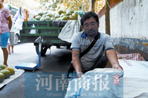 錢包就裝在這個編織袋里，枕在老陳頭下，沒想到還是被偷走了 實習(xí)生 唐韜/攝