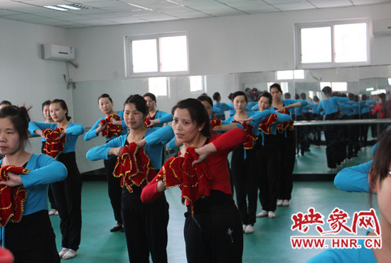 舞蹈室里，張巧英正在糾正學(xué)生的舞蹈動(dòng)作