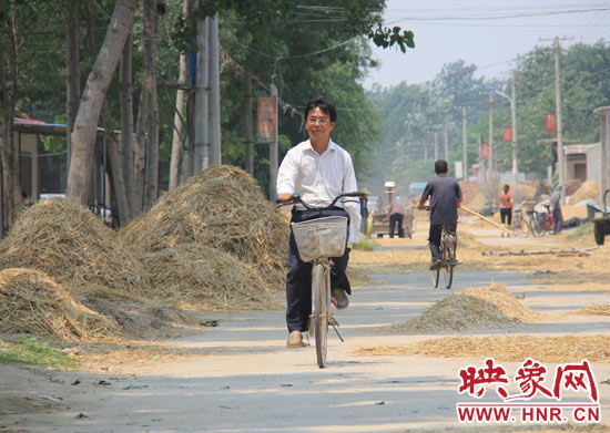 圖為王格現(xiàn)騎著自行車去學(xué)校。