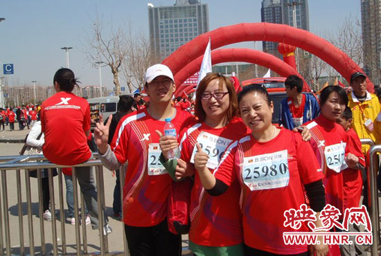 2010年，劉小琴（中）組織殘疾人朋友第一次參加鄭開馬拉松賽。