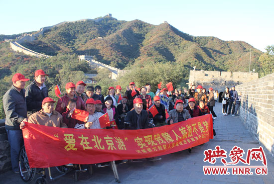 旅游對于殘疾人朋友來說比正常人要困難許多，2011年，劉小琴帶領(lǐng)殘障朋友登上了長城。