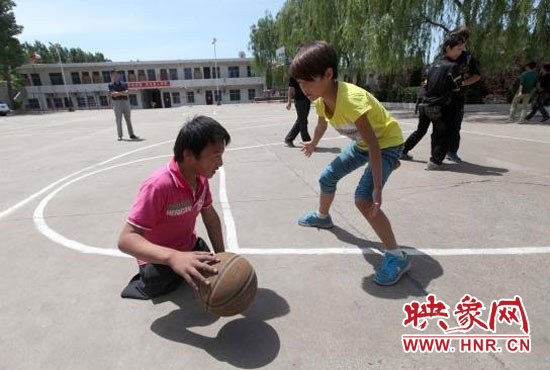 在籃球場(chǎng)上打球的秦旭磊（圖片來(lái)自網(wǎng)絡(luò)）