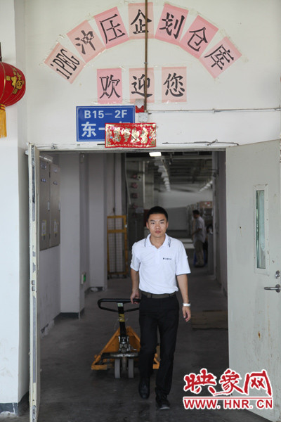 深入生產(chǎn)一線，真實(shí)體驗(yàn)工友的生產(chǎn)環(huán)境
