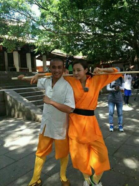 這些參加節(jié)目的女星當(dāng)中既有歌手，又有演員，都是時(shí)尚年輕且受歡迎的女星。