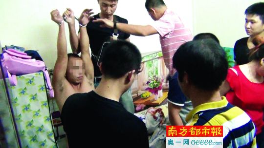 警方破門抓捕時，販毒嫌疑人未某洪正躺在床上吸毒、嫖娼。