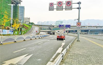 12月18日，本報(bào)記者駕車經(jīng)過(guò)江北嘴千廝門大橋匝道附近道路和財(cái)信廣場(chǎng)旁支路體驗(yàn)時(shí)，收音機(jī)里能聽(tīng)到神秘的路況提示音。本報(bào)記者
