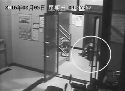 小區(qū)監(jiān)控視頻截圖，兩人一坐一跪竟聊了十多分鐘。