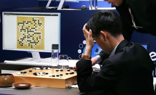 復(fù)盤階段李世石也在不停撓頭。
