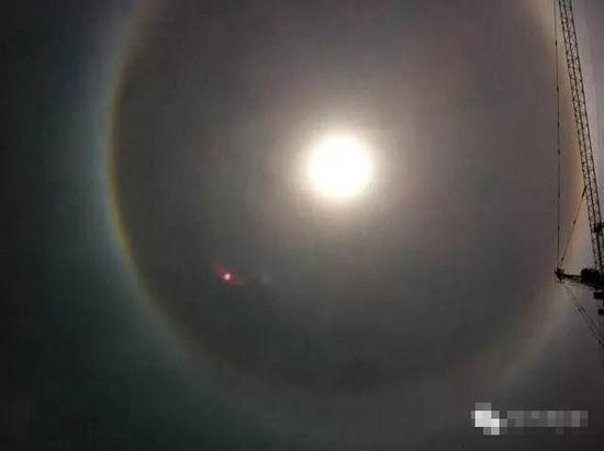 上?，F(xiàn)UFO 專家稱光圈是日暈亮點或是飛行器(圖)
