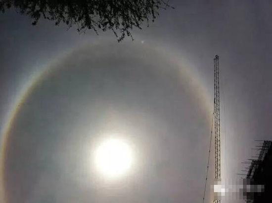 上?，F(xiàn)UFO 專家稱光圈是日暈亮點或是飛行器(圖)