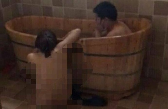 視頻顯示，一男一女赤身裸體地在浴盆中洗澡。