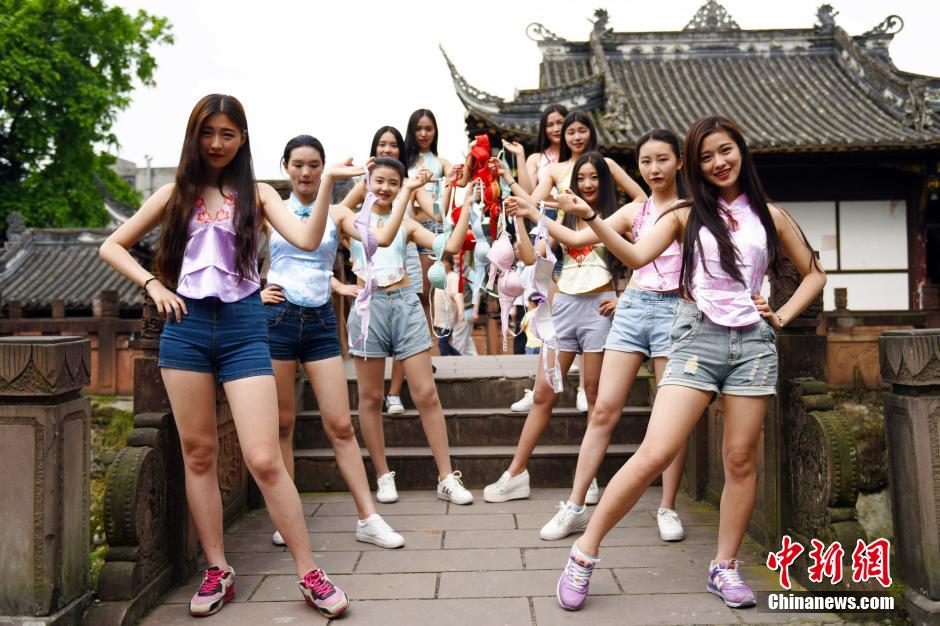 女大學(xué)生穿肚兜拋胸罩呼吁關(guān)注乳房健康 女大學(xué)生穿肚兜拋胸罩呼吁關(guān)注乳房健康