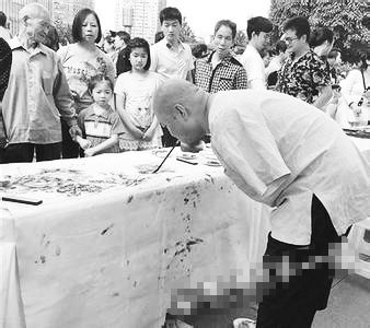 黃國富在作畫。資料照片
