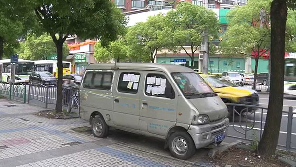 被棄置在人行道上的面包車。