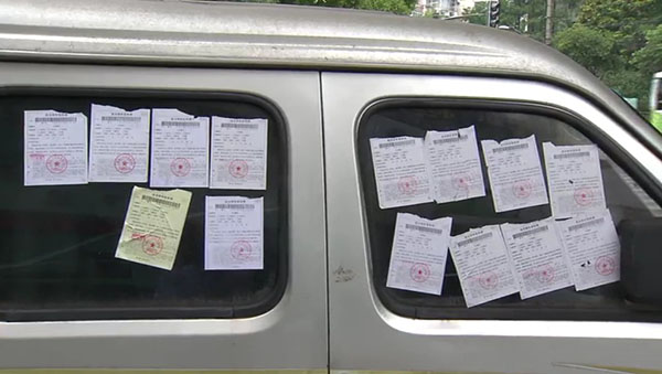 面包車上滿滿貼了14張罰單。