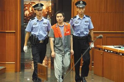 昨天上午，強(qiáng)奸幼女的楊某被帶進(jìn)法庭聽候?qū)ψ约旱慕K審判決。通訊員 李佳 攝