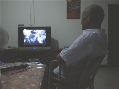 昨日，古藺，69歲的楊正元獨自在家看電視
