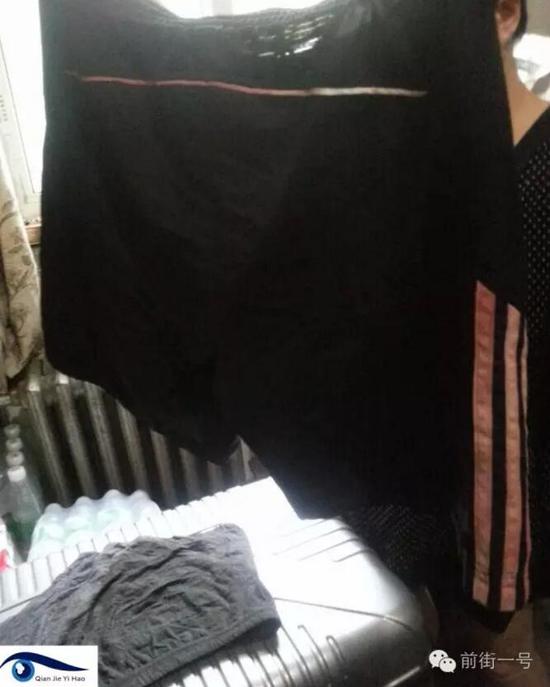 李律師所穿褲子也沾染血跡。