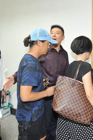 新京報(bào)快訊(記者劉洋)今天上午9時(shí)許，王寶強(qiáng)在律師張起淮的陪同下到北京朝陽法院，起訴離婚并交納訴訟費(fèi)。王寶強(qiáng)方預(yù)估財(cái)產(chǎn)總額至少在1個(gè)億，法院遂按照1億元暫計(jì)財(cái)產(chǎn)價(jià)值，依據(jù)《訴訟費(fèi)交納辦法》收取了訴訟費(fèi)24.9575萬元。