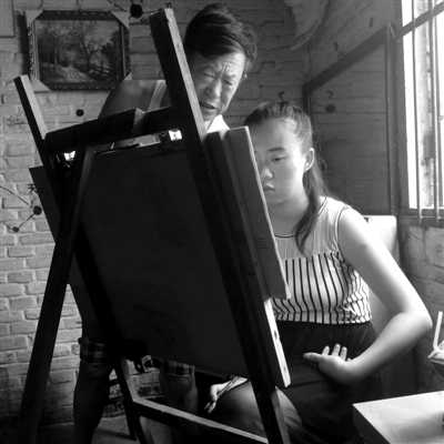 　女兒畫畫，父親在一旁指導(dǎo)