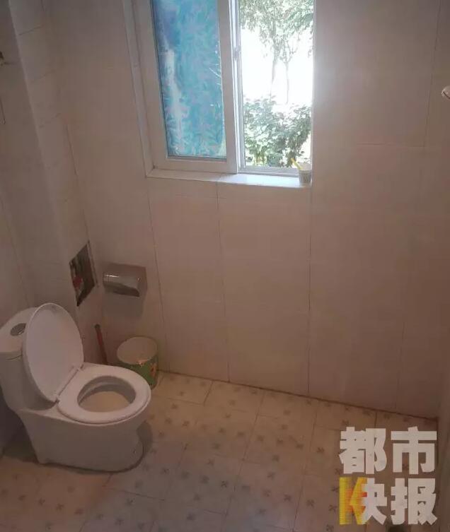 西安市戶縣草堂鎮(zhèn)的李家?guī)r村，有多戶人家經(jīng)營(yíng)著農(nóng)家樂，但昨晚發(fā)生的這件事情打破了這里的寧?kù)o。村民：“縣上的、鎮(zhèn)上的警察，還有村干部好多人在那兒，說(shuō)是女的在衛(wèi)生間生產(chǎn)，把娃從窗子扔下來(lái)?！鞭r(nóng)家樂員工：“(聽說(shuō))直接從二樓扔下來(lái)了，呀，太殘忍了。”昨晚的事，很多人今早才聽說(shuō)，震驚之余更感到惋惜。記者今天在高冠西五巷口找到了大家所說(shuō)的農(nóng)家樂，一夜過(guò)去了，作為和那名女顧客有過(guò)交集的老板娘，心情仍然很沉重。
