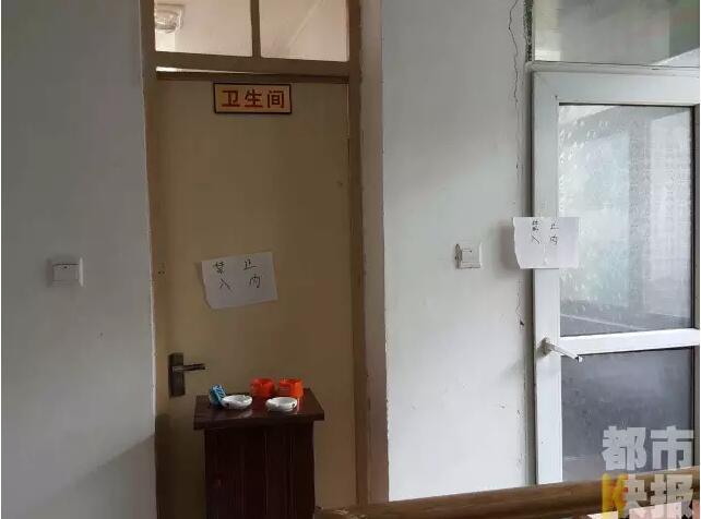 當(dāng)馮女士走出大門，繞到院子的側(cè)面時(shí)，衛(wèi)生間窗戶下方草叢中的一幕，讓她驚出了一身冷汗。農(nóng)家樂老板娘馮女士：“就是孩子，旁邊帶著胎盤?！弊蛲硎稽c(diǎn)半事發(fā)后，馮女士報(bào)了警，很不幸，男嬰已經(jīng)死亡。涉及的兩個(gè)房間，暫時(shí)被封鎖，里面已經(jīng)清理干凈。隨后記者也從轄區(qū)草堂派出所了解到，這兩男一女三人是朋友關(guān)系，女子的年齡大概是二十二三歲。該女子事發(fā)后被送往醫(yī)院，同行的兩名男子當(dāng)時(shí)被警方帶去派出所接受了筆錄調(diào)查后，已經(jīng)離開了派出所。