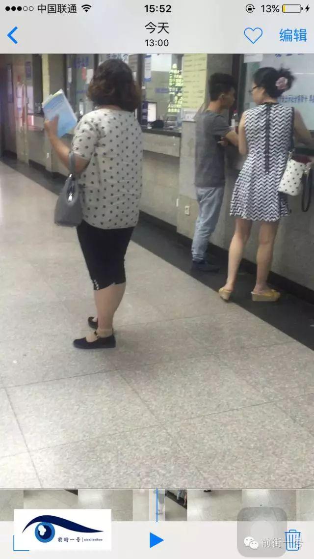 該女子在大廳內(nèi)徘徊發(fā)現(xiàn)女患者便主動(dòng)上前搭訕。